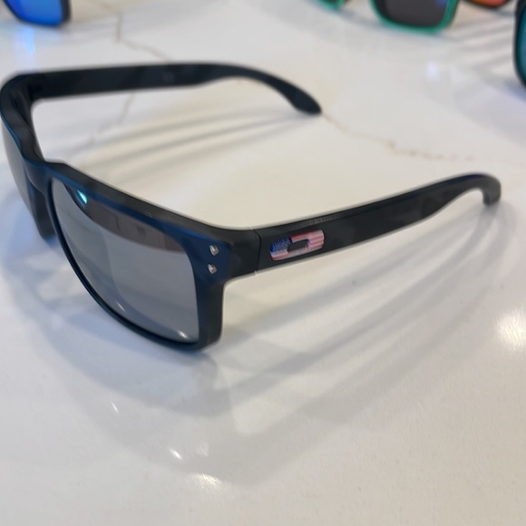 6 pairs of authentic Oakley Holbrook - Picture 4 of 10
